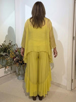 Stylish And Flowy Two-piece Set Featuring A Ruffled Top And Trousers.
